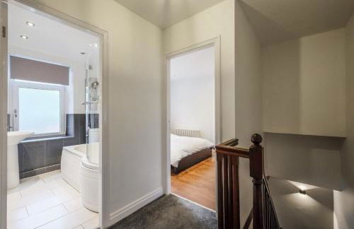 Sleek 2B/1B Retreat in Lindley, Huddersfield - Foto 11