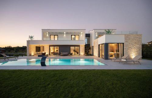 Villa Asmoa for 8 people near Porec with 45 m2 heated pool, wellness & sea view - Foto 1