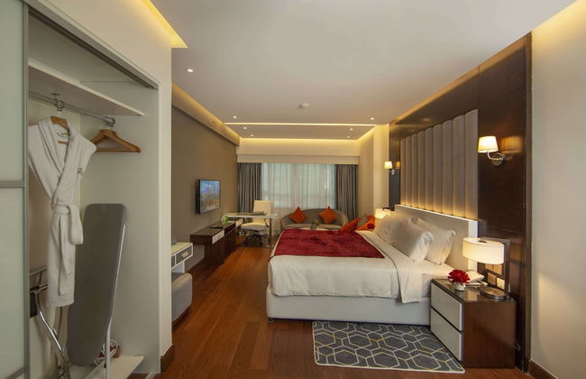 Number One Tower Suites - Photo 33