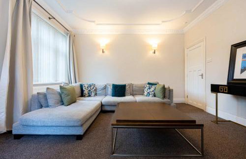 Detached House In Prestwich Sleeps 10 with Parking - Foto 9