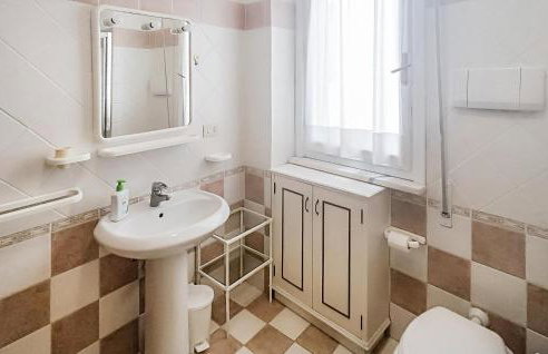 2 Bedroom Beautiful Apartment In Marina Di Campo - Photo 25