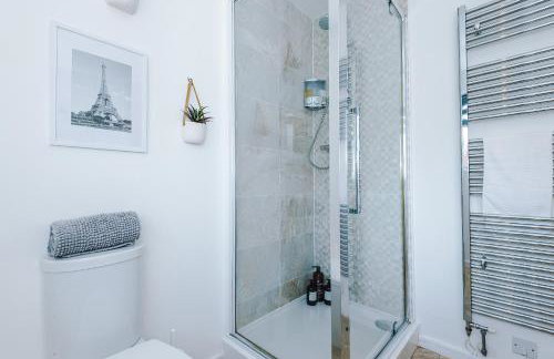 Stunning Riverside 3-Bed Home by 53 Degrees Property in Manchester with Garden & FREE Parking! - Foto 26