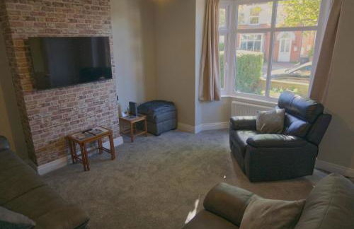 Entire Charming Three Bedroom Seaside House With Garden - Close to Town & Beach, Ideal for Groups, Families - Foto 14