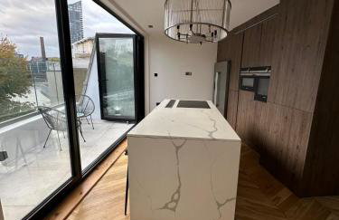 Contemporary 3-Bed Penthouse with River Views - Foto 4