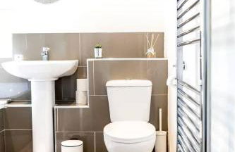 Halford House 3 Bed Town Centre Home from Home with Parking for 2 cars Prime Location Tamworth - Photo 16