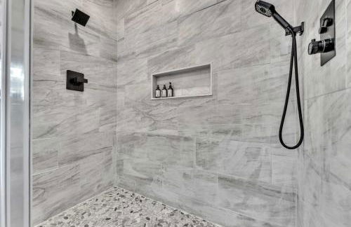 The Retreat at Wildwood - Hot Tub Theater & Deck - Foto 23