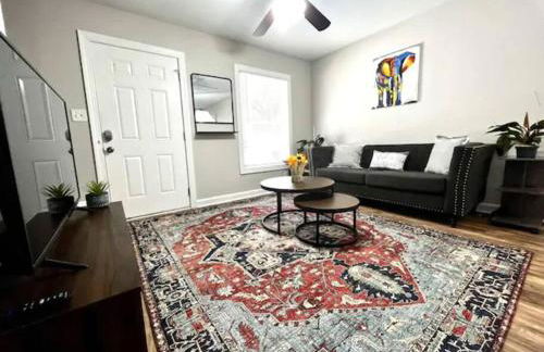 Condo 5 min Uptown I Fast Wi-Fi & Private Patio - Foto 1