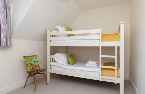 Spacious Coastal Family Home Sleeps 8 - Photo 30