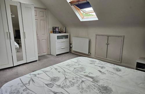 Stunning 4 bed house with huge garden and parking - Foto 35