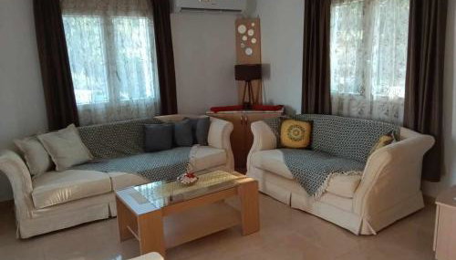 Yellow House - Photo 5