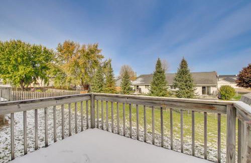 Bright Little Chute Condo with Deck and Yard! - Foto 24