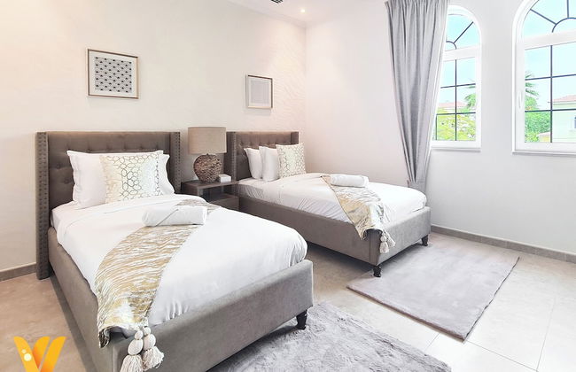 Venduras- Luxe 3BR Villa Jumeirah Park - Photo 11