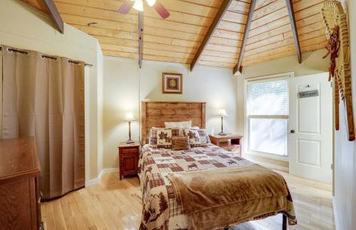 2 Mi to Skiing! Wooded Beech Mtn Retreat with Decks - Foto 14