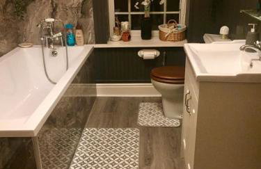 Mid-Wales Farmhouse, swimming pool, tranquil countryside views, sleeps 14 - Foto 47