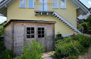 Dachgeschosswohnung im Grünen - Foto 3