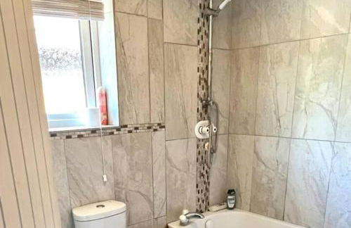 Inviting 4-Bed House near Heathrow w Fireplace - Foto 8