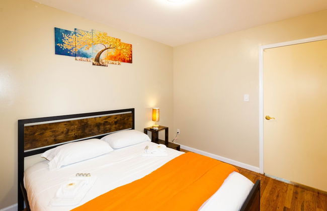 Cheerful & Beautiful 3-Bedroom Ranch - Photo 3