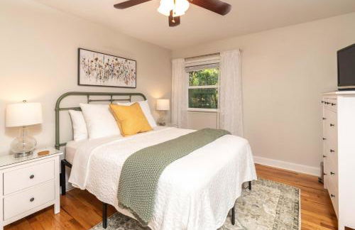 Refinished 3-BR Lowcountry Retreat - Foto 17