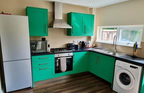 Cute 3 Bedroom House Near Etihad Stadium and CoOp arena with parking - Foto 8