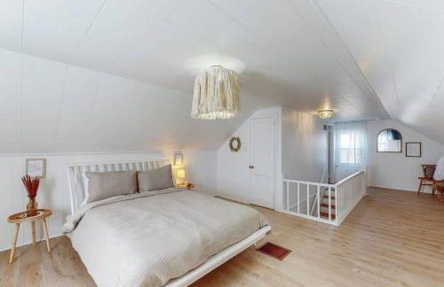 End Zone Escape-Light and Bright HOF Village Home - Foto 8