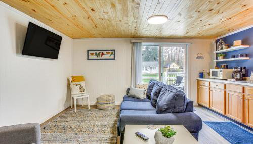 Cozy Wellston Cabin - Walk to Crystal Lake! - Foto 4