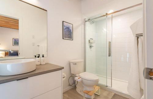 Modern Eco Retreat with Hot Tub and Views - Foto 27