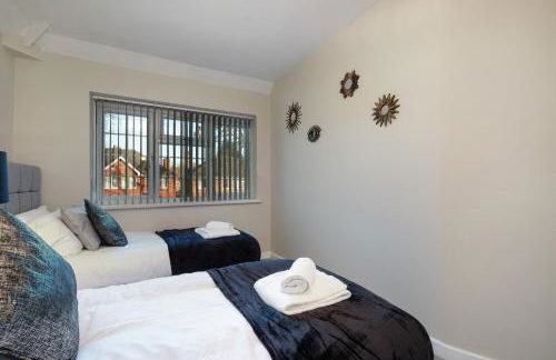 Family-Friendly 4-Bed near Parks & Transport Links - Foto 31