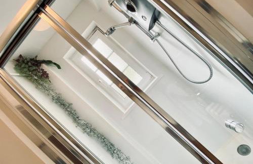 Elegant Coastal Home with Unrivalled Sea Views - Foto 16