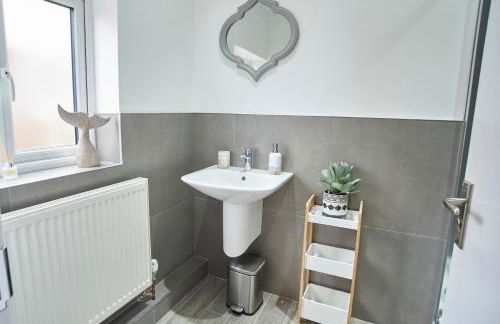 Doctors lane Stylish 3 Bedroom contractor Family House with Parking - Photo 22