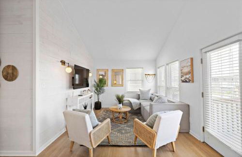 Stylish Home with game room, deck, and canal access - Foto 8