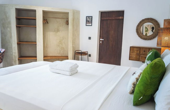 Solymar Staffed Beach Front Villa - Photo 31