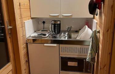 Cosy Cabin, hidden from the main house - Sleeps 2 - EV - Foto 28
