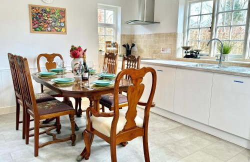 Swan Cottage 2-Bedroom-Netflix-Parking-Nature-Canal - Photo 21