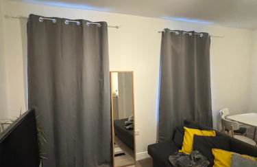 Brand-new flat, King Bed, Sofa Bed with full kitchen, Wi-Fi, self check-in Central location near everything - Foto 13