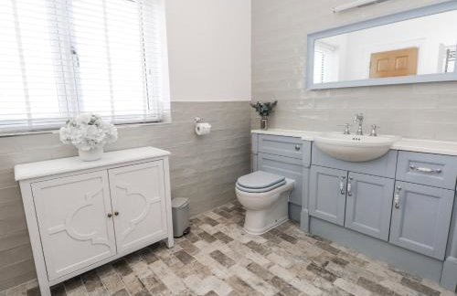 Meadow Manor And Spa - Photo 43