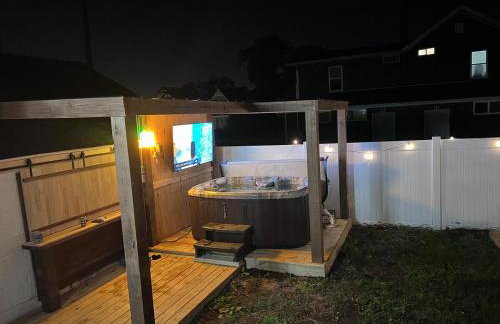 Large Five Bedroom house with outdoor patio with Jacuzzi and television! - Foto 61