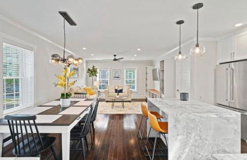 Upscale Azure by Saratoga Stays - Photo 19