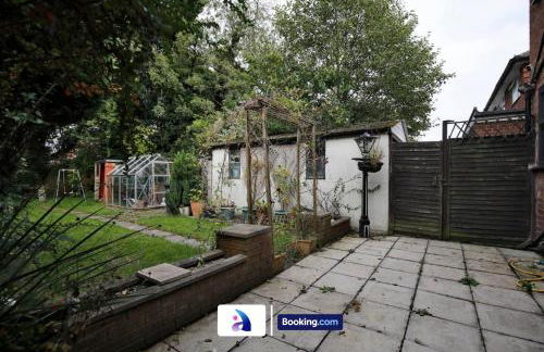 Spacious 3 BDR By Avalora Short Lets & Serviced Accommodation Queensway With Big Garden, Near Train Station, Airport & Large Driveway - Photo 33