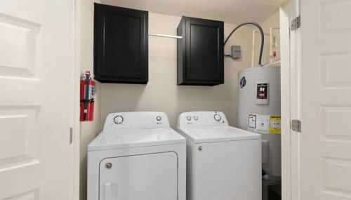 Cozy 3 Bed 2 Bath Apartment, Near Shopping Plazas, Expressway and Free Parking - Photo 4