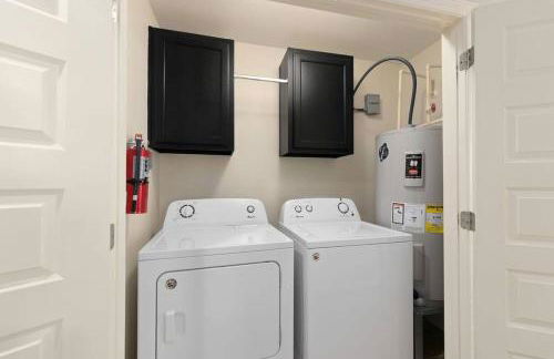 Cozy 3 Bed 2 Bath Apartment, Near Shopping Plazas, Expressway and Free Parking - Photo 4