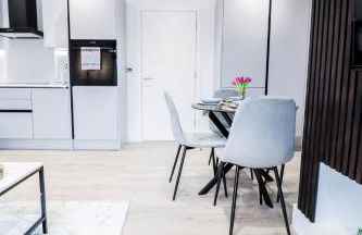 The Booker Retreat - Bright 1BR Top Floor Apt with Free Secure Underground Parking - Foto 1