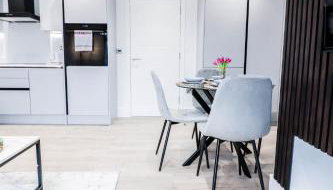 The Booker Retreat - Bright 1BR Top Floor Apt with Free Secure Underground Parking - Foto 1