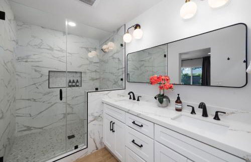 NEW Lux 5BR Villa Near Disney, Knotts, LA, OC with Hot Tub & Games - Photo 27