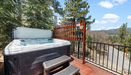 BB Lake View Lodge - Gorgeous Lakeviews, Hot Tub, Jetted Tub, and Firepit! - Foto 4