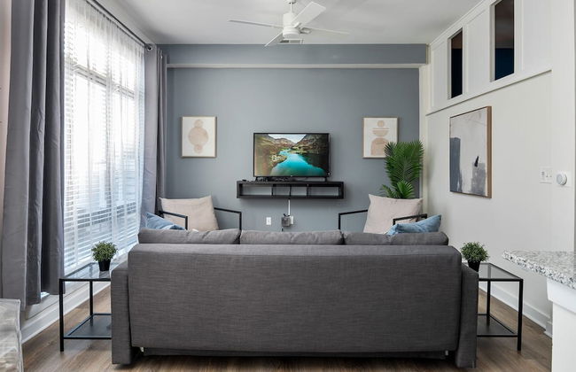 Spacious 2BD With Private Balcony and Free Parking - Foto 46