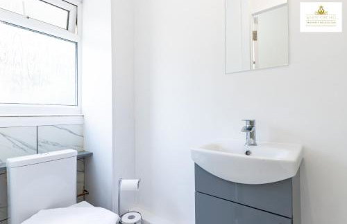 Contractors 3 Bed 2Bath House Free Off Street Parking for 2 Cars WiFi Stevenage Self Catering Sleeps 5 Guests By White Orchid Property Relocation - Foto 45