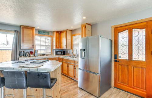 Less Than 1 Mi to Lake Almanor Home with Furnished Decks! - Foto 5