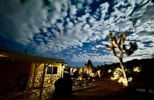 10 minutes to JTNP - Sauna, Hot Tub, Cold Plunge Saltwater Pool, Telescope, Fireplace and Views - Foto 17