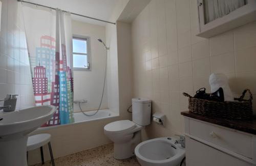 SPACIOUS FLAT WITH SEA VIEWS, FOR 8 PEOPLE WITH 3 BEDROOMS, 2 BATHROOMS and NEXT TO THE BEACH!! - Foto 14