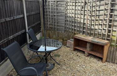 Entire 2 Bed House in London Area - Parking - Sleeps 5 - Foto 13